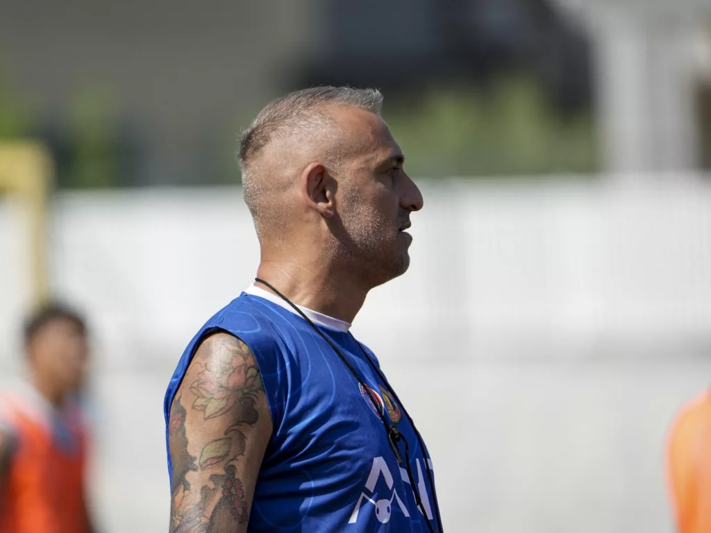 Uomo con la testa rasata e canotta blu da allenamento, ritratto di profilo. Michele Calvanese — Rangers Qualiano — SPORTSHOTS Magazine
