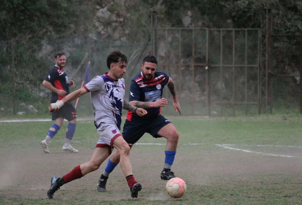 ue calciatori in maglia chiara e scura si contendono il pallone su un terreno polveroso. Sofia Gasbarri — ASD Montorio Romano — SPORTSHOTS Magazine