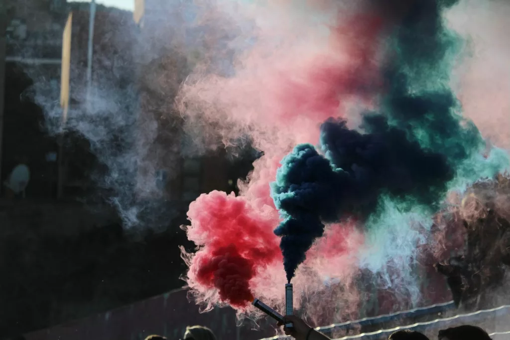 fumogeni rossi e verde su sfondo scuro. Sofia Gasbarri — ASD Montorio Romano — SPORTSHOTS Magazine