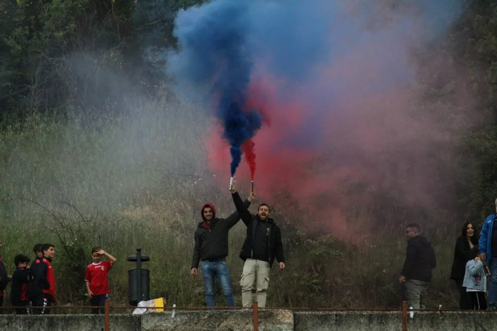 Tifosi sugli spalti, con i fumogeni - Sofia Gasbarri — ASD Montorio Romano — SPORTSHOTS Magazine
