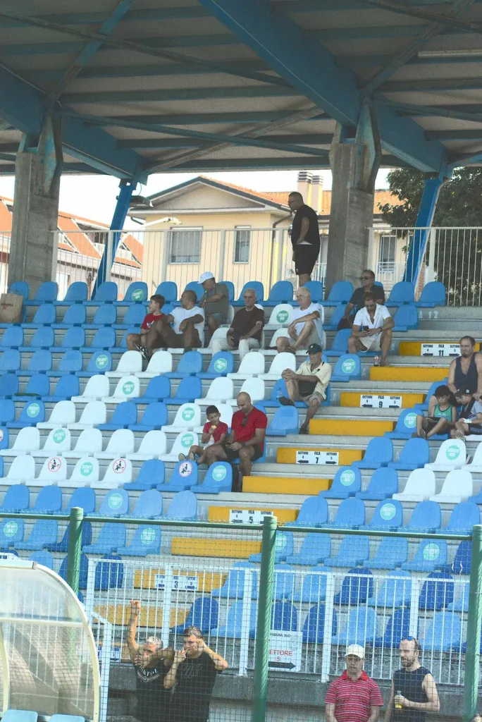 Gradinate con seggiolini azzurri e bianchi allo stadio comunale di Gorgonzola.