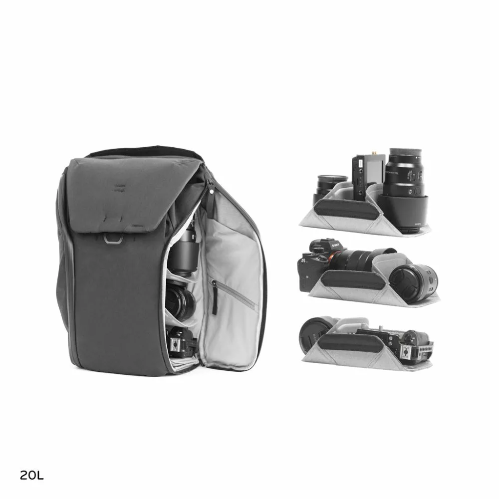 Peak Design Everyday Backpack V2 con accessori e divisori interni disposti accanto allo zaino